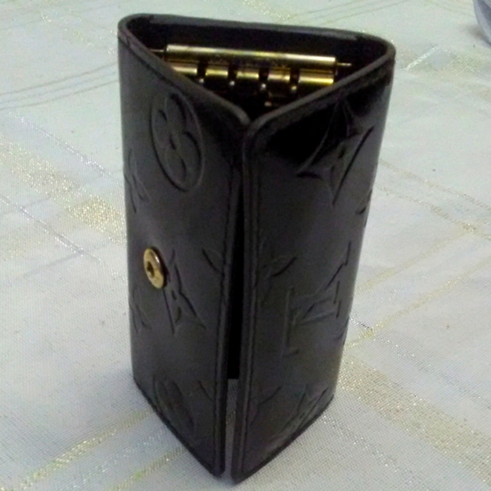 FABULOUS LOUIS VUITTON KEY BURGUNDY VERNIS 4 KEY CASE BEAUTIFUL WAY TO HOLD KEYS